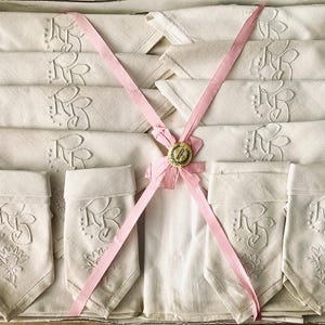 Vintage Dinner Tischdecke mit 12 Servietten bestickt. Antike Baumwolle. Romantisches Dekor. Hand gestickt RB monogrammiert. Antike Aussteuer