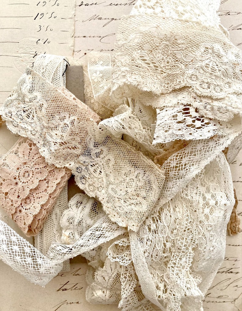 Beau sac à main en dentelle et bordures antiques et vintage. 14 modèles différents de vieux lacets en coton pour le journal Junk, couture lente, art textile image 9