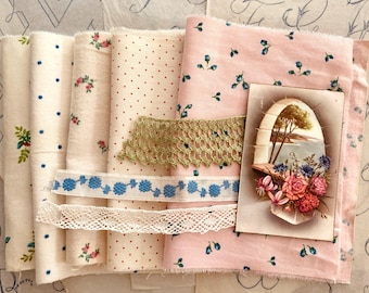 Könnte beinhalten: Eine Sammlung von Stoffrollen in verschiedenen Mustern und Farben. Die Stoffe umfassen Blumenmuster, Tupfen und unifarbene Stoffe, akzentuiert mit Spitze und Band. Eine Vintage-Postkarte mit einem Blumenarrangement ist enthalten.