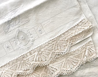 Luxuriöses King-Size-Bettwäscheset aus antikem Leinen mit Kissenbezügen mit Monogramm – Bridal Trousseau Collection. Handgefertigte Spitzen mit Klöppelbordüre.