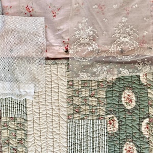 Può includere: Una trapunta patchwork con quadrati trapuntati in verde salvia, crema e bianco con motivi floreali e a righe. Sovrapposti vi sono pezzi di tessuto rosa chiaro con piccole stampe floreali, un tessuto a rete bianco e un pannello in pizzo con ricami.