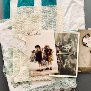 Antiek kerstpakket met ongewenste stof en kant. Vintage stoffen in groen gecoördineerd voor de dagelijkse december- of adventskalender