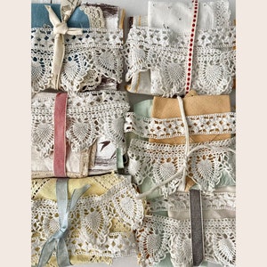 Pacchetto di ritagli di tessuto di cotone antico in giallo, marrone e bianco. Materiali per il fai da te, per il junk journaling, il cucito lento e la creazione di bambole.