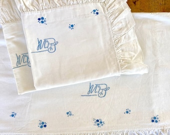 Antikes Queen-Size-Bettwäsche-Set aus Baumwolle mit Monogramed Pillow Shams. Braut Aussteuer Kollektion. Handgefertigte florale Stickerei. Einfassung Rüschen