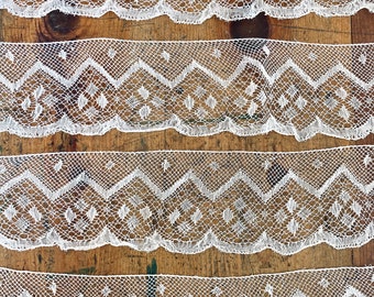 Encaje de bolillos antiguo de principios del siglo XX: delicado diseño geométrico ondulado. Hecho a mano. Confección de muñecas, costura lenta, diario. encaje de lino.