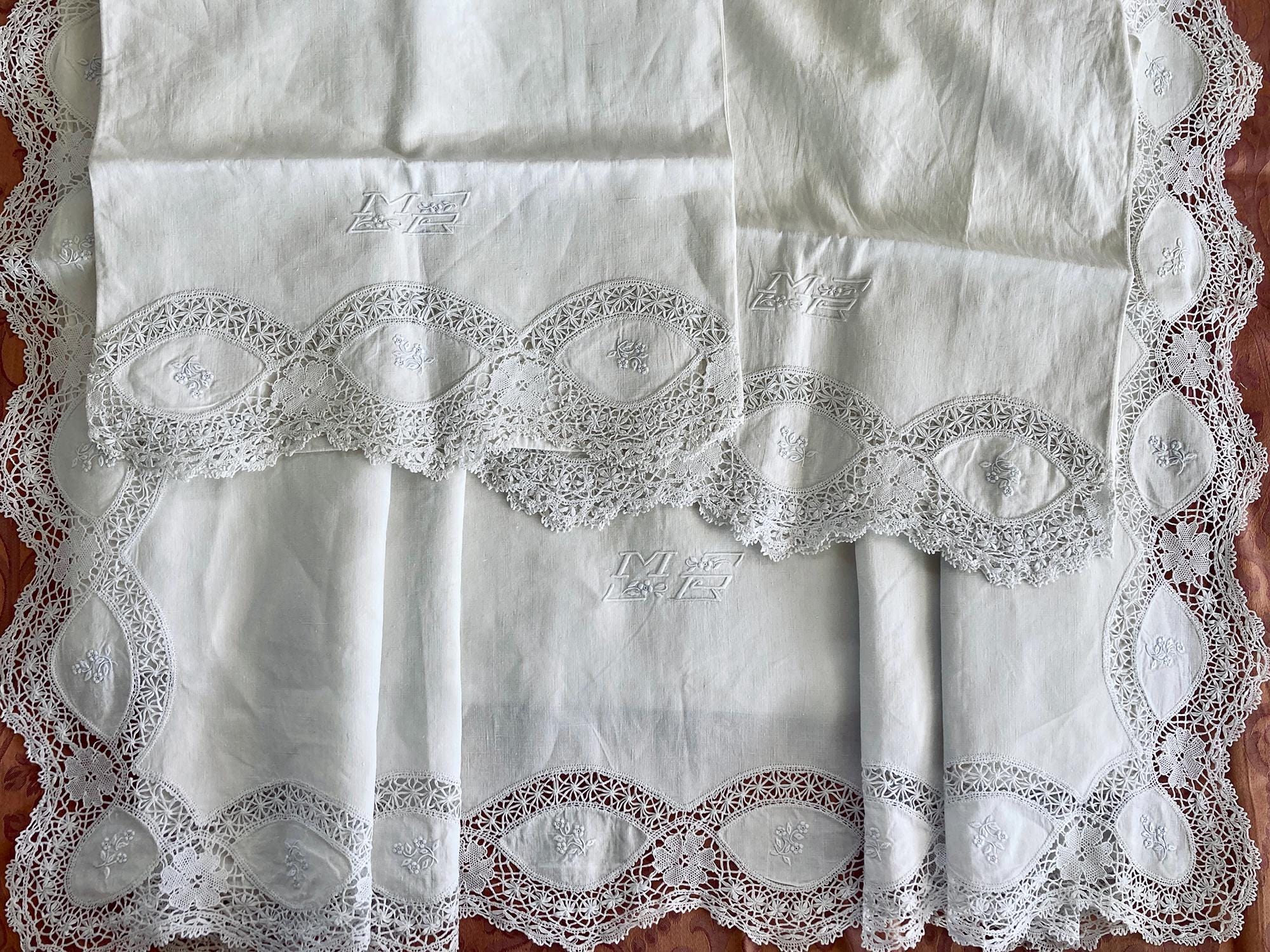 豪華なアンティークリネンキングサイズ寝具セット（刺繍入り枕カバーと