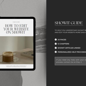 K&ouml;nnte beinhalten: Ein Tablet-Computer zeigt eine Anleitung, wie man eine Website mit der Showit-Plattform bearbeitet. Der Leitfaden umfasst 20 Seiten, 12 Kapitel, Links zu Showit-Artikeln und personalisierte Hilfe. Das Bild zeigt auch eine Tasse Kaffee und ein Buch.