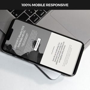 K&ouml;nnte beinhalten: Ein Schwarzwei&szlig;-Mockup eines Mobiltelefons, das eine Website mit dem Text "LEARN HOW TO Monetize YOUR Social Media with UGC." und einen Button mit der Aufschrift "Get Started Today" anzeigt. Das Telefon liegt auf einem silbernen Laptop.