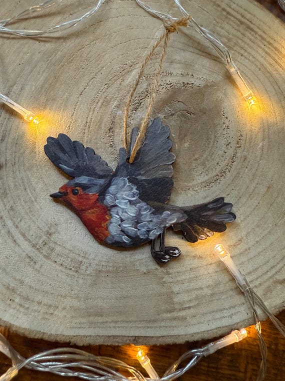 Sustainable Wooden Robin Decoration: Personalised Garden Bird Gift