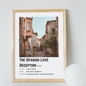Puede incluir: Una maqueta de portada de libro con una foto de una calle estrecha en una ciudad con edificios antiguos. El texto de la portada dice "The Spanish Love Deception 2021" con el autor "Elena Armas", género "New Adult Romance", y protagonizada por "Catalina Martin Aaron Blackford".