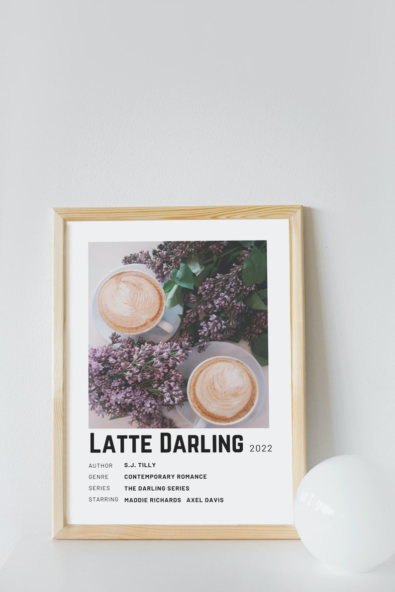 Może przedstawiać: Okładka książki z białym tłem i zdjęciem dw&oacute;ch filiżanek kawy z latte art i fioletowymi kwiatami. Tytuł książki to "Latte Darling", a autorką jest S.J. Tilly. Książka jest częścią serii "The Darling Series" i w rolach gł&oacute;wnych występują Maddie Richards i Axel Davis.