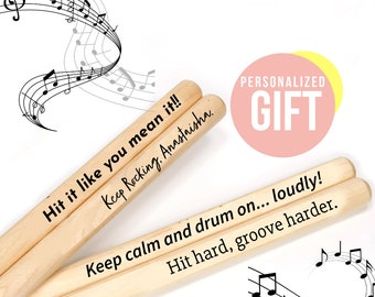 Personalisiertes „Rock On Drumsticks“-Geschenk, personalisierter individueller Drumstick mit Gravur für Schlagzeuger, Marching-Band-Mitglieder, Banddirektoren und Musiker