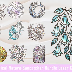 Puede incluir: Una colección de atrapasoles caprichosos con temas de la naturaleza. Los diseños incluyen una hada en una luna creciente, un planeta, flores, un camaleón, un pájaro, una abeja en un panal, rosas, setas y flores en forma de campana. El texto "Whimsical Nature Suncatcher Bundle Laser Cutting" está en la parte inferior.