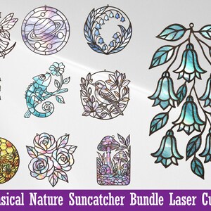Puede incluir: Una colección de atrapasoles caprichosos con temática de la naturaleza. Los diseños incluyen una hada en una luna creciente, planetas, flores, un camaleón, un pájaro, una abeja, rosas y setas. Los atrapasoles están cortados con láser con detalles intrincados y acentos coloridos.