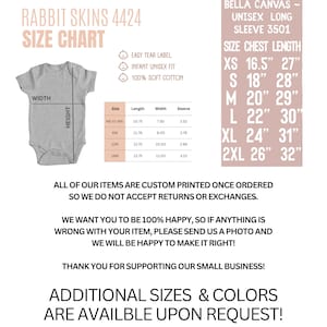 Może przedstawiać: Tabela rozmiar&oacute;w dla body dla niemowląt Rabbit Skins 4424 i koszul unisex z długim rękawem Bella Canvas. Tabela zawiera wymiary długości, szerokości i rękawa, a także długość klatki piersiowej dla koszul. Tekst wspomina r&oacute;wnież, że przedmioty są drukowane na zam&oacute;wienie.