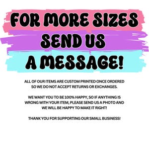 Peut inclure: Texte sur fond blanc avec les phrases "FOR MORE SIZES", "SEND US" et "A MESSAGE!" en noir, sur un fond peint en rose, violet et bleu. Du texte suppl&eacute;mentaire fournit des informations sur l'impression personnalis&eacute;e et la satisfaction client.