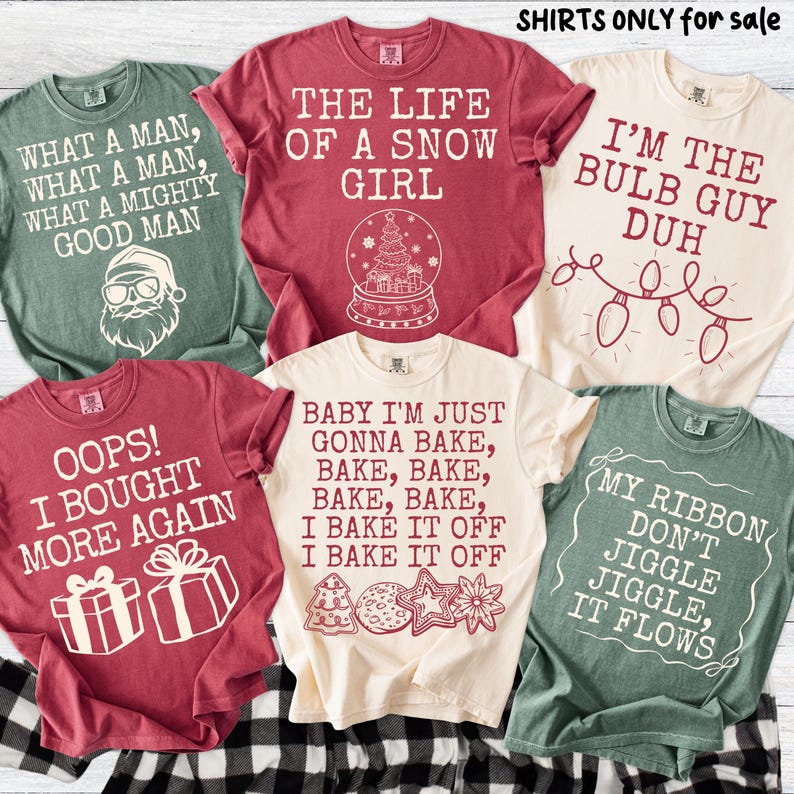 Peut inclure: Plusieurs t-shirts de couleurs vari&eacute;es, chacun avec un graphisme et un texte sur le th&egrave;me des f&ecirc;tes. Les chemises pr&eacute;sentent des phrases comme "The Life of a Snow Girl" et "I'm the Bulb Guy Duh."
