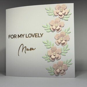 Biglietto di auguri per la mamma/mamma, biglietto di compleanno per la mamma. Biglietto per la festa della mamma con design floreale