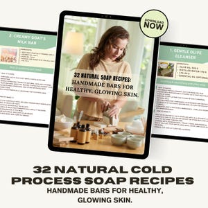 Op de afbeelding: Een vrouw maakt zeep, met drie tablets met instructies voor het maken van zeep. De tekst luidt: "32 Natuurlijke Zeeprecepten: Handgemaakte zeep voor een gezonde, stralende huid." Flessen en kommen zijn ook zichtbaar.