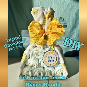 Könnte beinhalten: Ein Windeltorten-Bundle, bestehend aus gerollten Windeln, ist mit einer gelben Schleife mit Wabenmuster gebunden. Das Bundle ist mit einem Etikett mit der Aufschrift "It's a Boy!" verziert. Der Text auf dem Bild lautet "Digital Download PDF File" und "Instructions for the Diaper Bundle Diaper Cake."