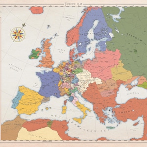 Op de afbeelding: Een historische kaart getiteld Europe 1648, Nova et Accurata Totius Europae Tabula, met kleurrijke politieke grenzen, een kompasroos en een gedetailleerde legenda. De kaart toont regio's zoals het Zweedse Rijk, het Tsardom Rusland en het Ottomaanse Rijk met tekstlabels op een crèmekleurige achtergrond.