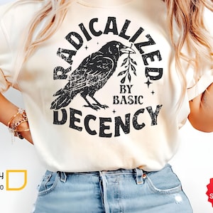 Camiseta "Radicalized By Basic Decency", Camiseta Sarcástica de Provocação Social, Camiseta Divertida de Ativista, Camiseta "Kindness Matters", Presente para Ela/Ele, Camiseta com Corvo