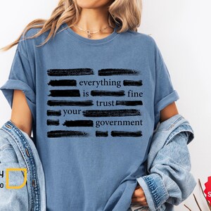 Todo está bien, confía en tu gobierno. Camiseta divertida con texto censurado, camiseta de sátira política, regalo de humor negro, camiseta con mensaje sarcástico.