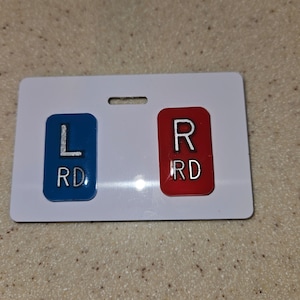 May include: A white card with two blue and red labels. The blue label says "L RD" and the red label says "R RD".