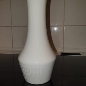 Hutschenreuther vase in white, excellent condition. 21 cm