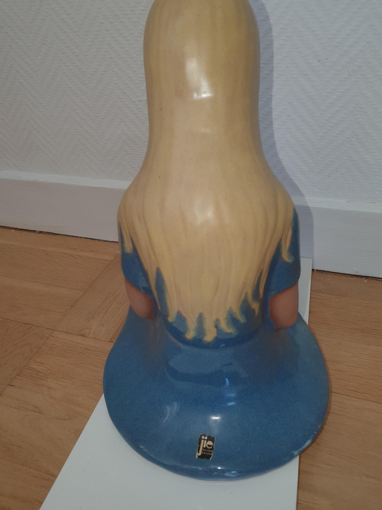 鳥を連れたかわいい女の子、大きな置物、Jie Gantofta 作品