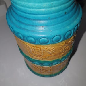 Stunning colors on this 17 cm Bay Vase,