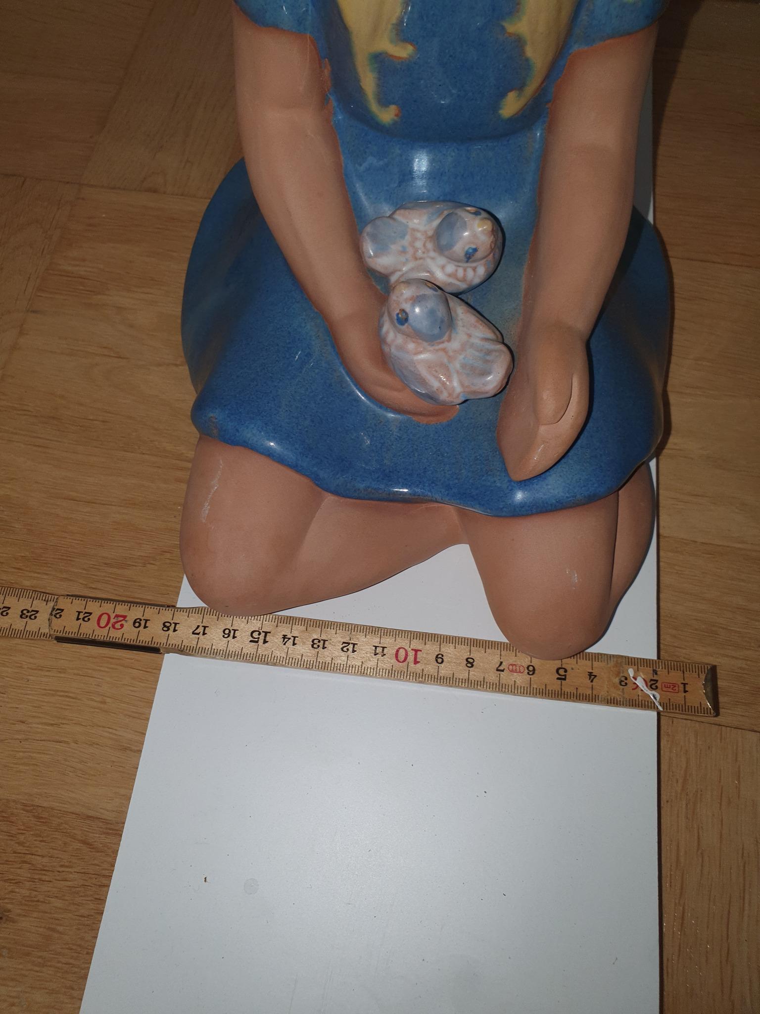 鳥を連れたかわいい女の子、大きな置物、Jie Gantofta 作品