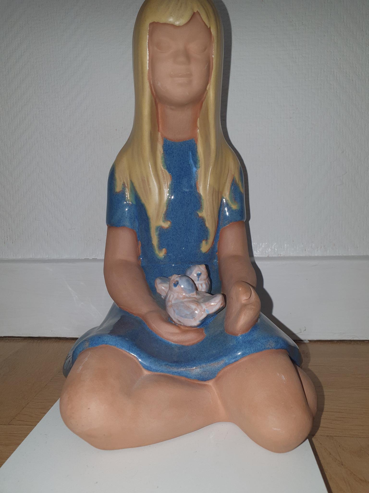 鳥を連れたかわいい女の子、大きな置物、Jie Gantofta 作品