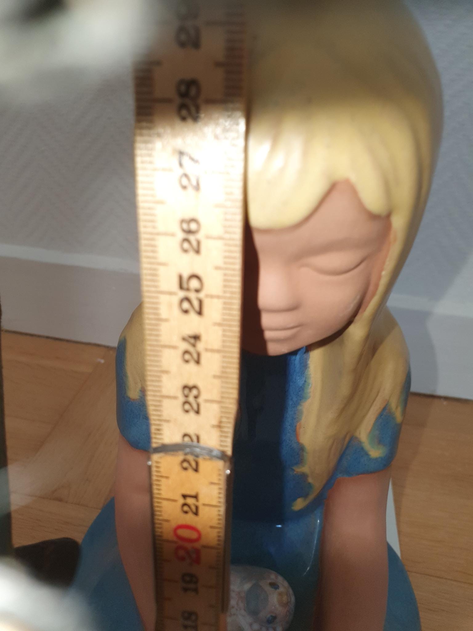 鳥を連れたかわいい女の子、大きな置物、Jie Gantofta 作品