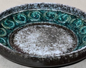 Pretty Strehla  plate in emerald green fat lava ornamentation