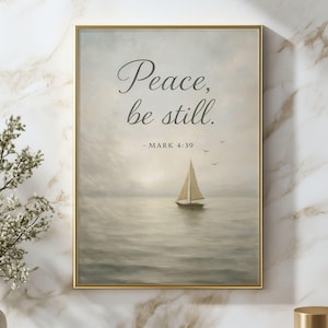 Peut inclure: Une peinture à l'aquarelle d'un voilier sur une mer calme avec la citation "Peace, be still. - Mark 4:39" imprimée sur la toile.