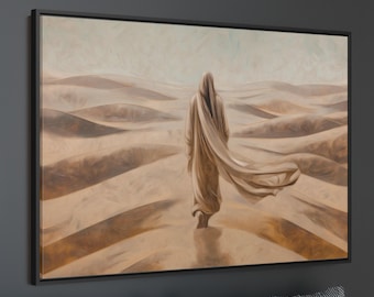 Könnte beinhalten: Gerahmter Leinwanddruck, der eine Figur in fließenden Gewändern zeigt, die über Wüstendünen geht. Das Kunstwerk ist in warmen, erdigen Tönen von Beige und Braun gehalten, mit einem weichen, malerischen Stil. Die Leinwand ist in einem schwarzen Rahmen gefasst.