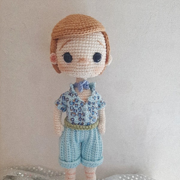 Patrón de crochet: Muñeco veraniego con short