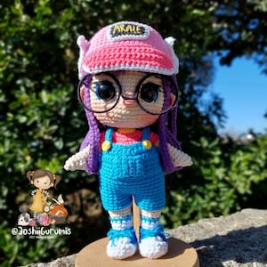 Patrón de crochet: Muñeca Aralee con gorra y lentes
