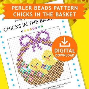 Può includere: Uno schema stampabile per un progetto di artigianato con perline Perler con due pulcini gialli in un cestino marrone con un fiocco viola. Lo schema è per una tavola con chiodi 29x29 usando perline da 5 mm. Il testo "Perler Beads Pattern Chicks in the Basket" è in cima all'immagine. Il testo "Download digitale" è in un grande cerchio arancione con una freccia di download.