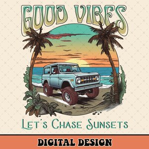 Op de afbeelding: Een digitale illustratie van een blauwe vintage jeep die over een strand rijdt bij zonsondergang met palmbomen aan weerszijden. De tekst "GOOD VIBES" staat bovenaan de afbeelding en "LET'S CHASE SUNSETS" staat onderaan. De woorden "DIGITAL DESIGN" staan onderaan de afbeelding.