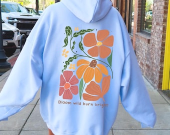 Bloom Wild Burn Bright Quote-hoodie | Retro boho bloemenprint, oversized, op de natuur geïnspireerde hoodie, perfect cadeau voor natuurliefhebbers.
