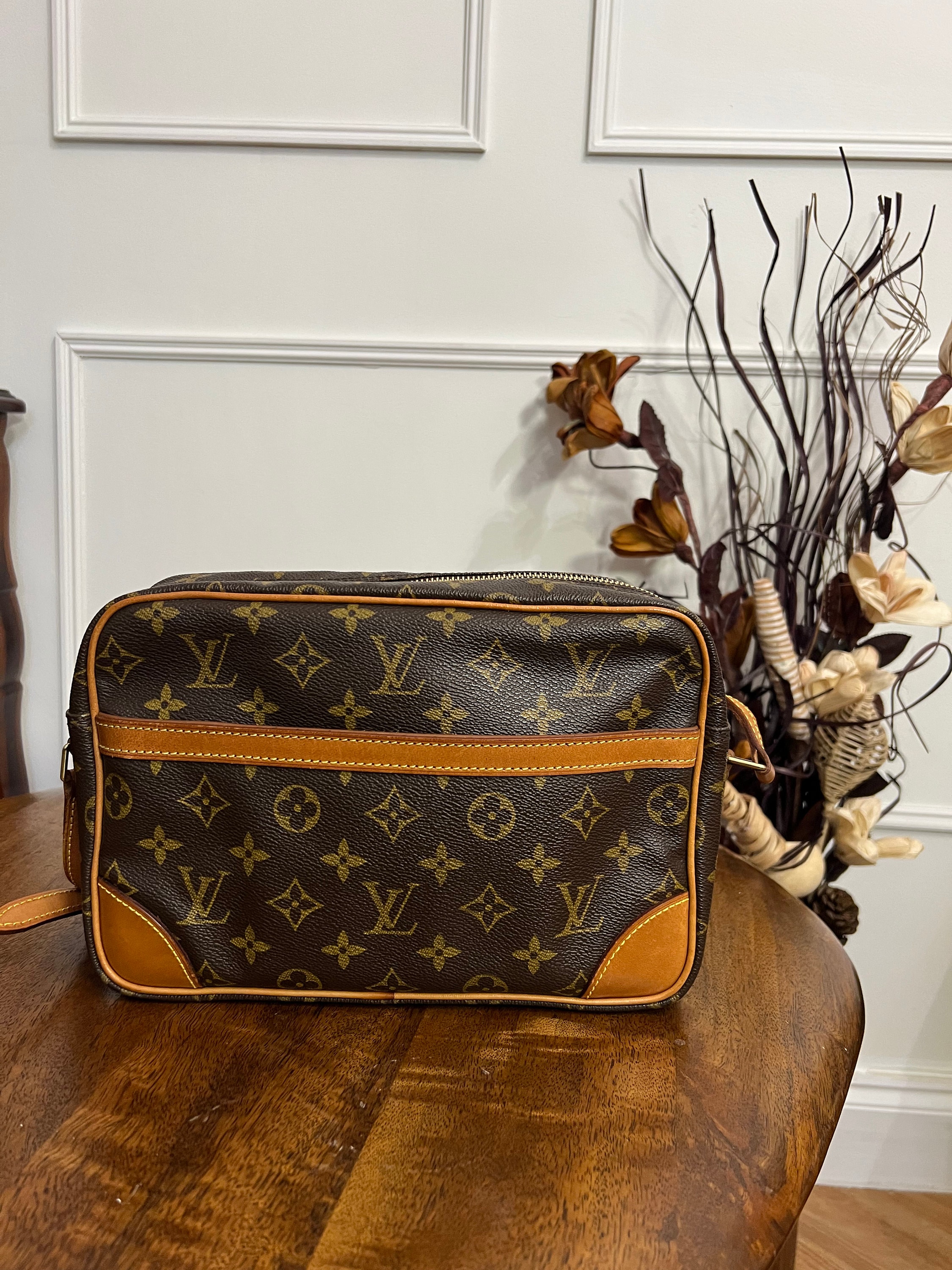 Vintage and Musthaves. Louis Vuitton crossbody clutch/pouch