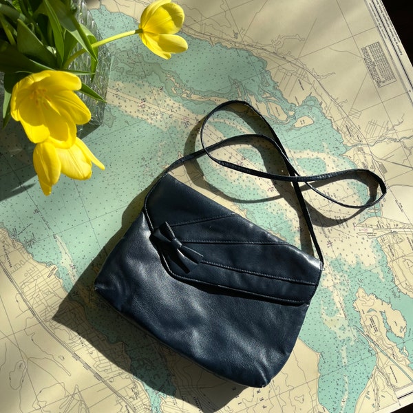 Sac à main asymétrique bleu marine vintage des années 80 avec nœud décoratif