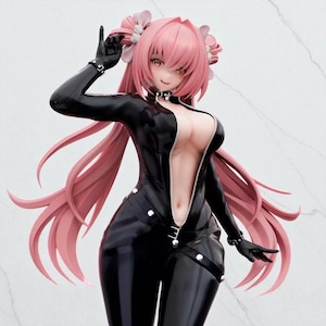 Könnte beinhalten: Detaillierte Figur einer Figur mit rosa Haaren und einem schwarzen Outfit. Die Figur trägt einen schwarzen, figurbetonten Overall mit Reißverschluss vorne. Die Figur hat ein Halsband und Handschuhe. Die Figur posiert mit erhobenem Arm.
