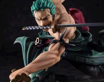 Pode incluir: Figura detalhada de um personagem com cabelo verde, segurando três espadas em uma pose dinâmica. A figura está vestida com roupa verde e preta, com uma expressão determinada. As espadas têm detalhes dourados e pretos.