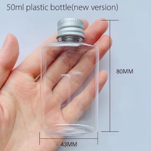 Puede incluir: Un letrero de madera rústica con la frase "Welcome to our home" en letras blancas. El letrero presenta un acabado envejecido y un diseño sencillo y acogedor, ideal para un porche o entrada.