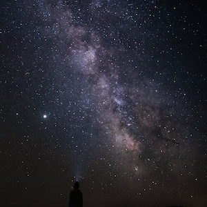 Fotografía nocturna de la Vía Láctea | Cartel de cielo estrellado | Impresión de astrofotografía de paisajes | Póster decorativo con silueta de montaña Cosmos