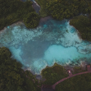 Photographie du lac Zelenci en Slovénie vu du ciel – Photographie aérienne nature – Tirage photo paysage eau turquoise – Sans cadre