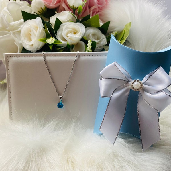 Collar de plata de ley para el 70.º cumpleaños con piedra de circonita cúbica azul en una lujosa caja de regalo con lazo de perlas: regalo de joyería para el setenta cumpleaños